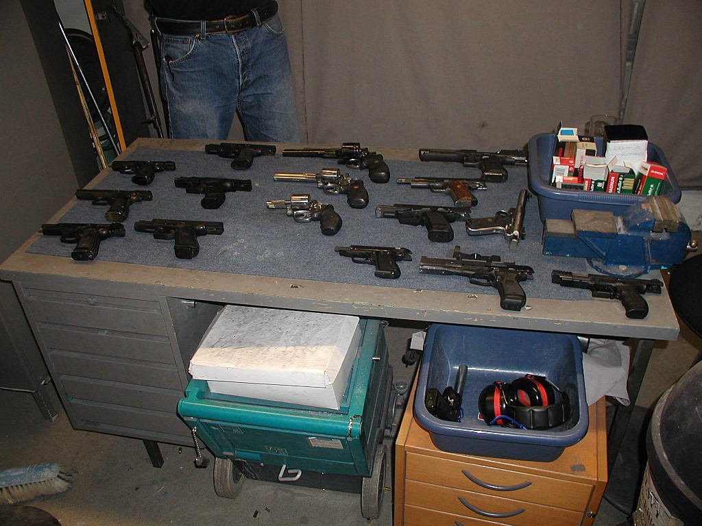Sortiment of guns that were available. Unfortunately the Desert Eagle is not on the table.