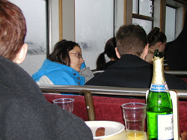 Kuvassa siniharmaassa takissa slovenialainen tyttÃ¶. HÃ¤n eksyi lautalle vahingossa luullen sen olevan menossa Suomenlinnaan!