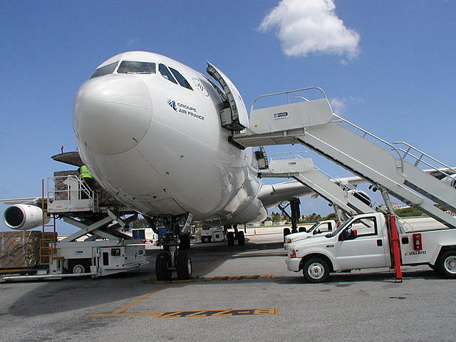 Airbus A340, jolla lensimme Atlantin yli. Mukavan tilava kone ja palvelut toimivat.