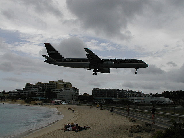 Lentokoneet laskeutuvat suoraan Maho Beachin yli ja todella matalalla.