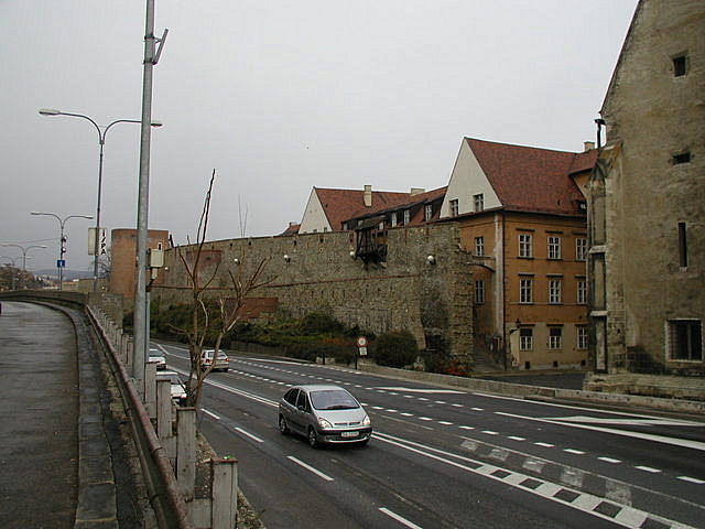 Wall between the castle and old town