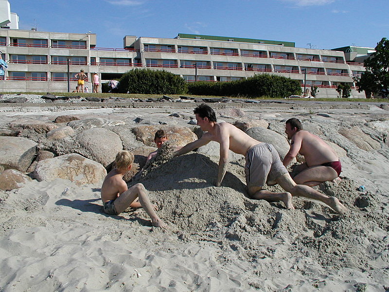 Seuraavaksi peitimme pikkupojan hiekkaan