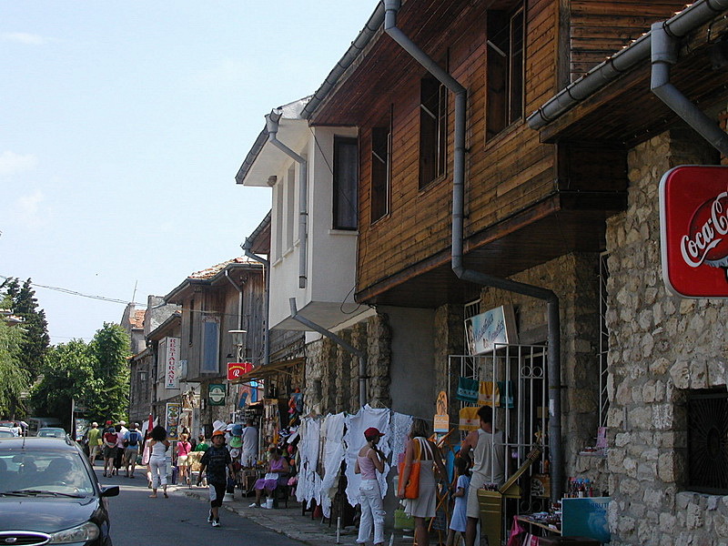 Nessebar - vanhoja asuintaloja ja myyntikojuja