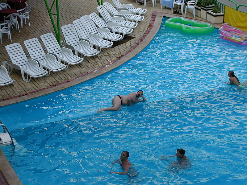 Zumba hotelli Sinigerin uima-altaalla