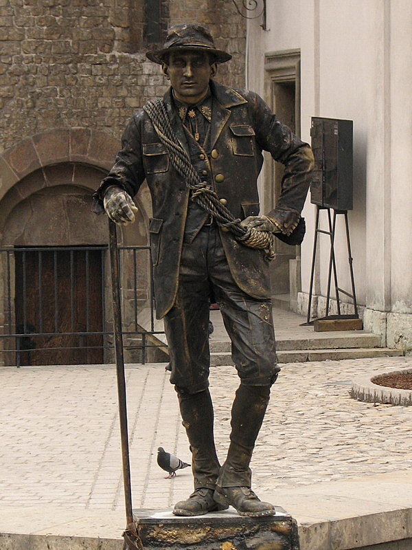 Hassu patsas Krakovan vanhan kaupungin keskustorilla