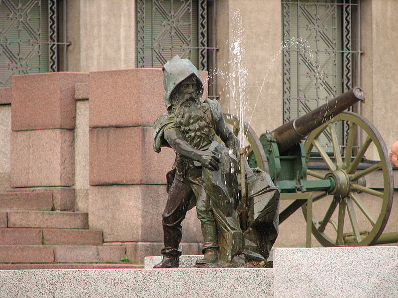 Statue at War Museum