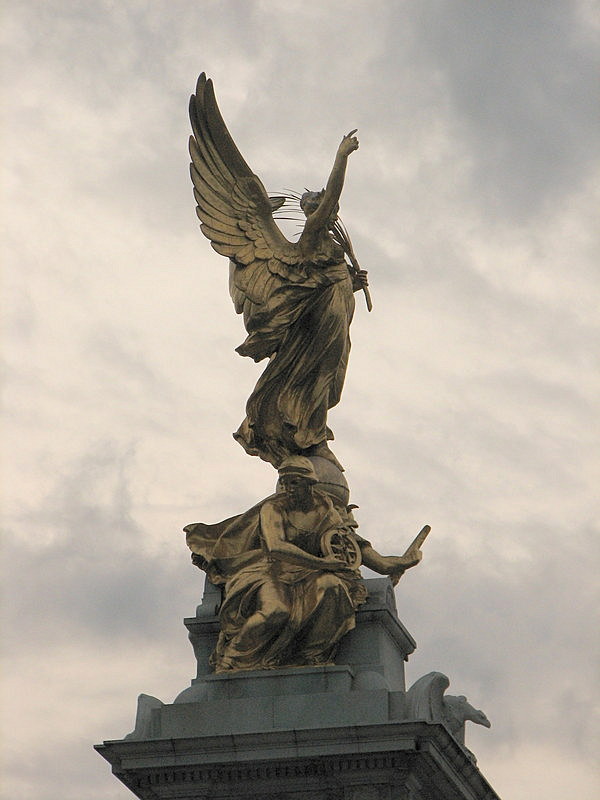 Statue at Buckingham Palace